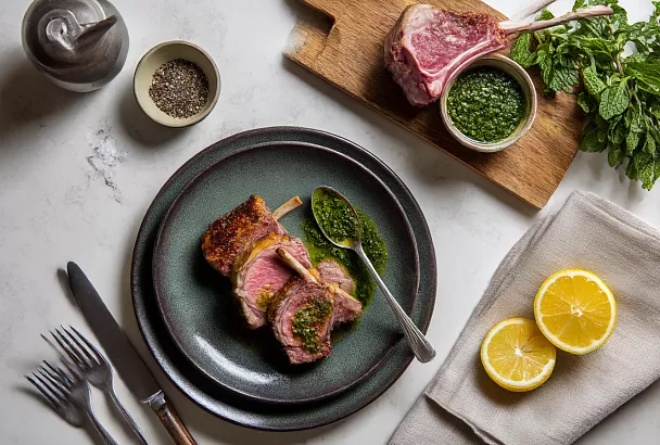 Нежная баранья корейка с хрустящей корочкой и мятным соусом