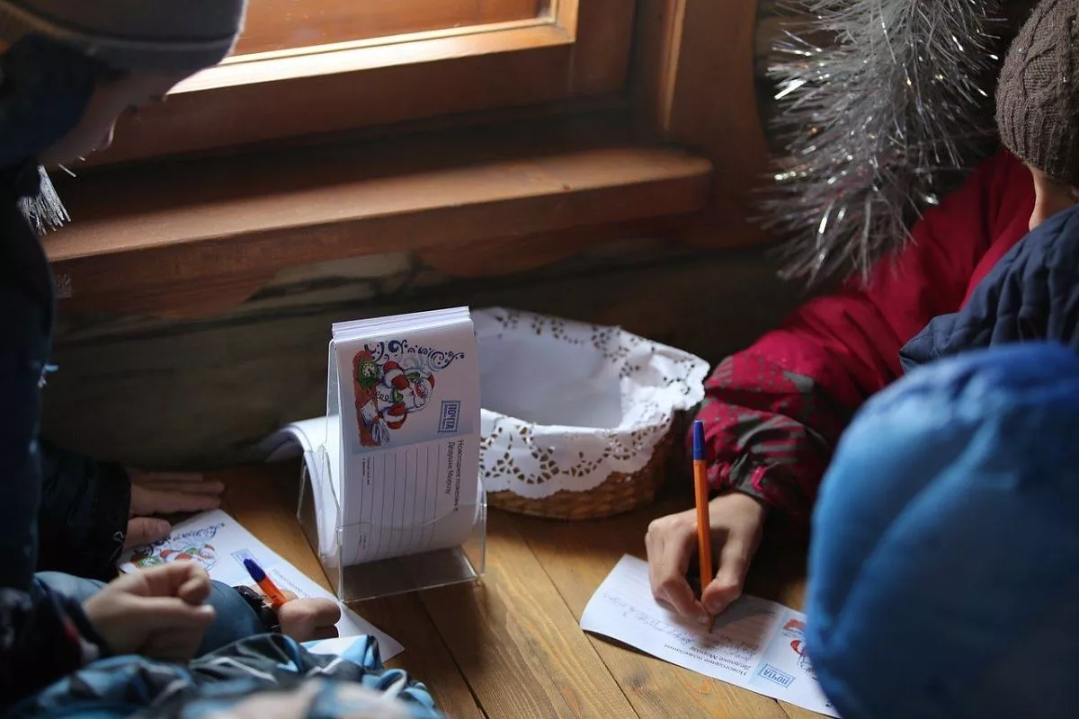 Почтовый домик Деда Мороза в Краснодаре ждет гостей.