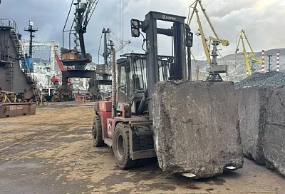 Автопогрузчик сбил сотрудницу склада на территории причала в Новороссийске