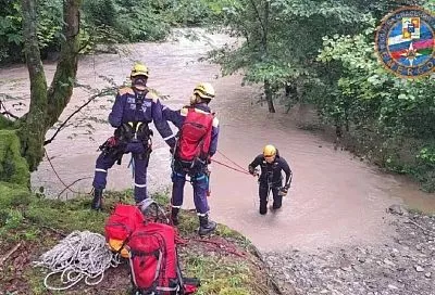 В Сочи спасатели эвакуировали 4 человек, отрезанных от маршрута горной рекой
