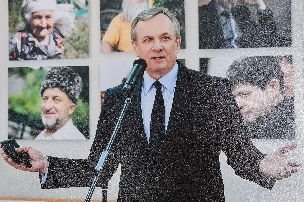 Фотоархив Касьянова хранит массу памятных снимков, на этом,  например, он открывает фотовыставку «Золотой объектив Кубани». 