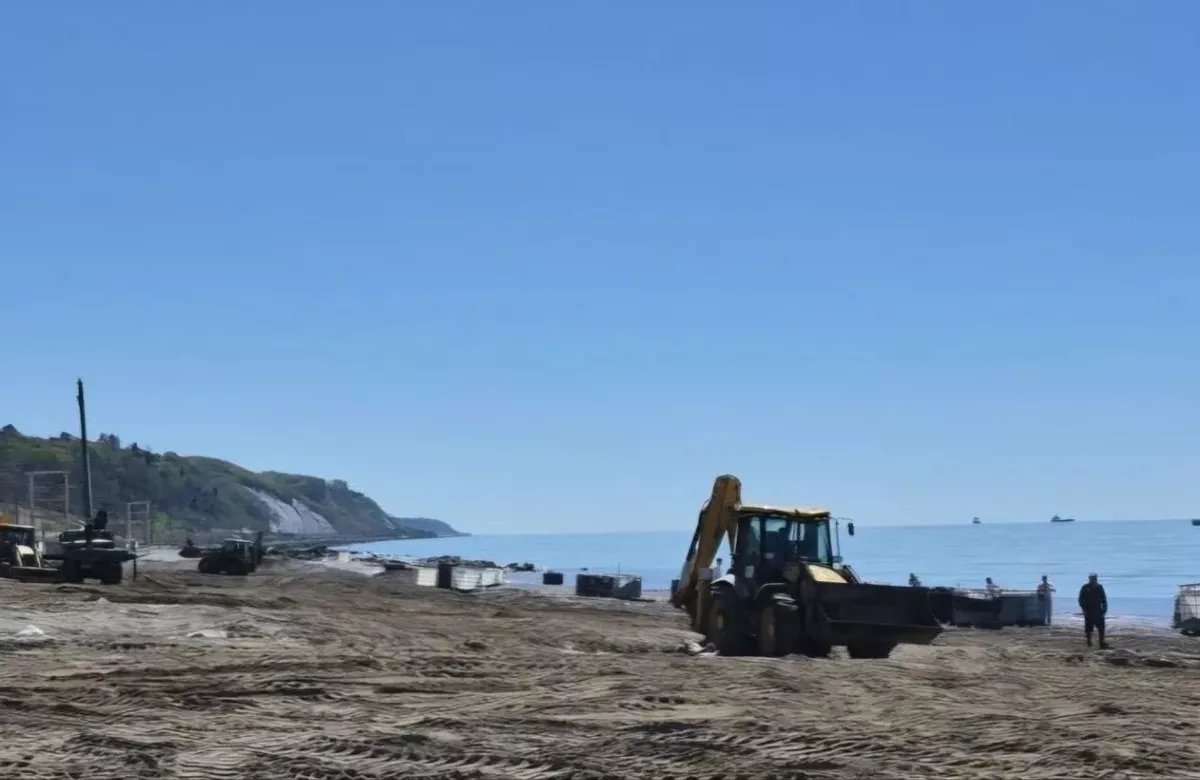 В Туапсе продолжают работы по ликвидации разлива нефтепродуктов после беспилотной атаки ВСУ 