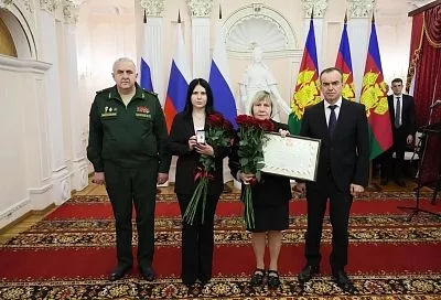 Владимир Кочетков и Вениамин Кондратьев передали медаль «Золотая Звезда» семье участника спецоперации Эмиля Зарипова