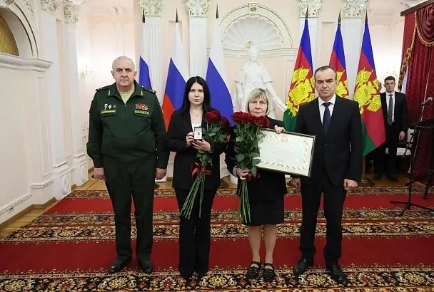 Владимир Кочетков и Вениамин Кондратьев передали медаль «Золотая Звезда» семье участника спецоперации Эмиля Зарипова