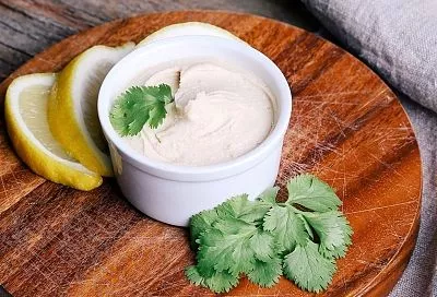 Сметанный соус с хреном из русской кухни: смешал так и подавай к мясу, равных ему нет