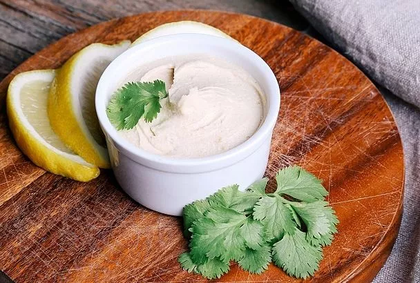 Сметанный соус с хреном из русской кухни: смешал так и подавай к мясу, равных ему нет