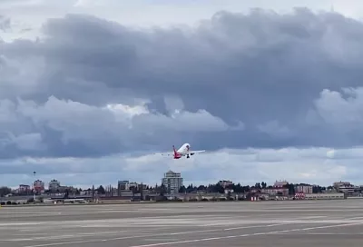 Все уходившие на запасные аэродромы самолеты вылетели в Сочи: шесть из них уже совершили посадку