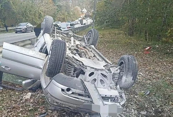 Две женщины погибли в опрокинувшейся иномарке в Сочи 