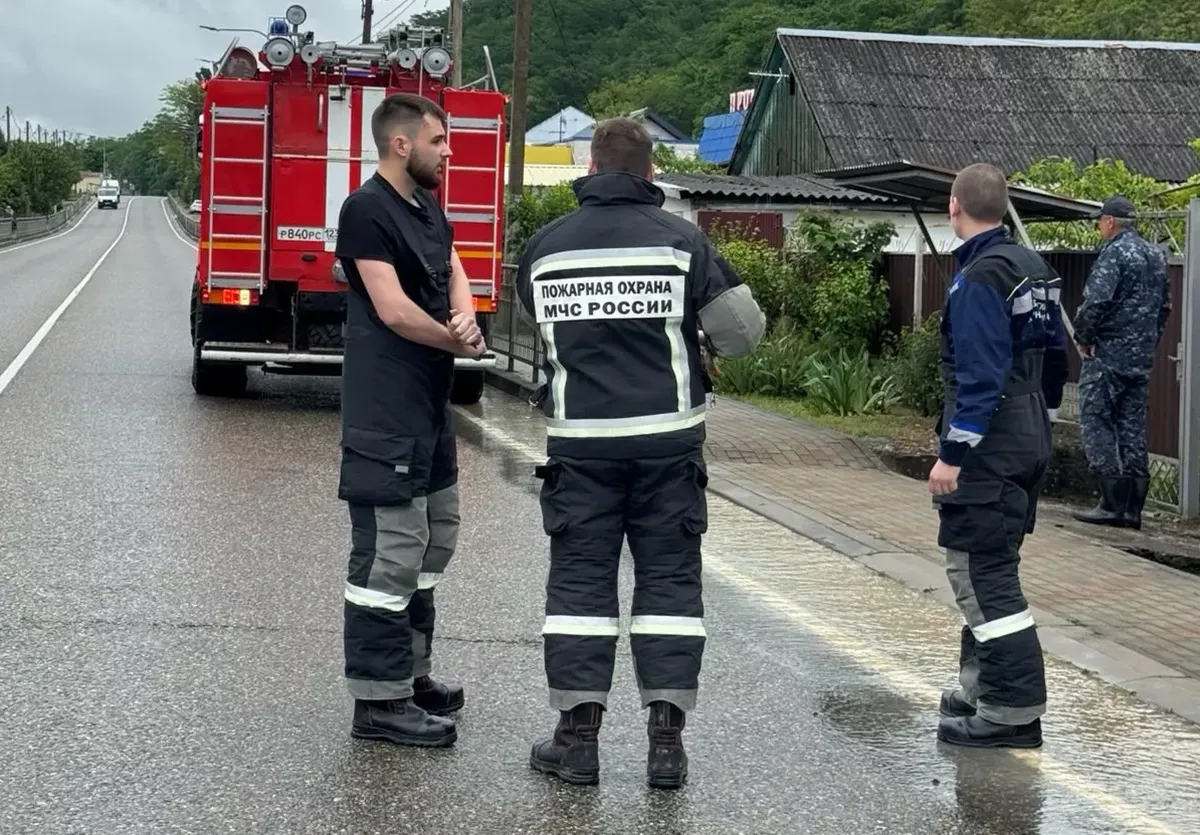 Залповый ливень ударил в пригороде Геленджика: подтоплены несколько дворов 