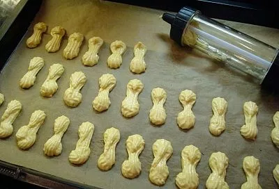 Шикарные эклеры получаются, даже если я тороплюсь и очень устала, а семья все равно ждет вкусняшек. Рецепт от бабушки, который ни разу не подвел