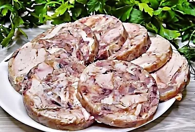 Колбасу мои дети больше не просят. Готовлю для закусок и бутербродов невероятно вкусный и сочный рулет из куриных желудков почти бесплатно