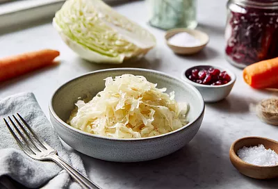 Почему квашеная капуста — одна из самых удачных «полезных привычек» на столе