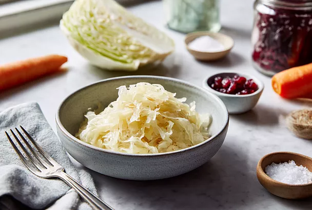 Почему квашеная капуста — одна из самых удачных «полезных привычек» на столе
