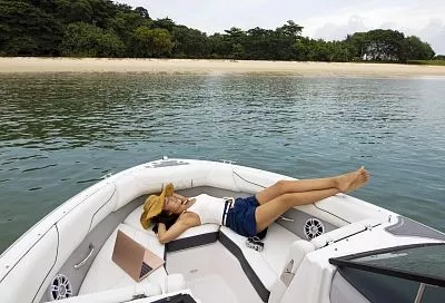 Теплоход чуть не утопил катер с туристами