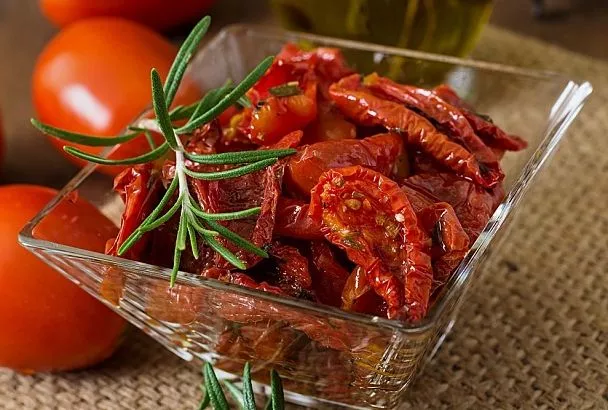 Вяленые томаты в духовке: как приготовить вкуснее магазинных и выгодно 