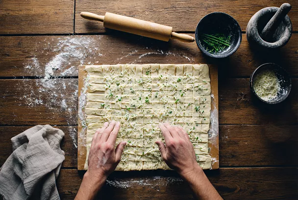 Слоёный пирог на кефире с сыром и зелёным луком