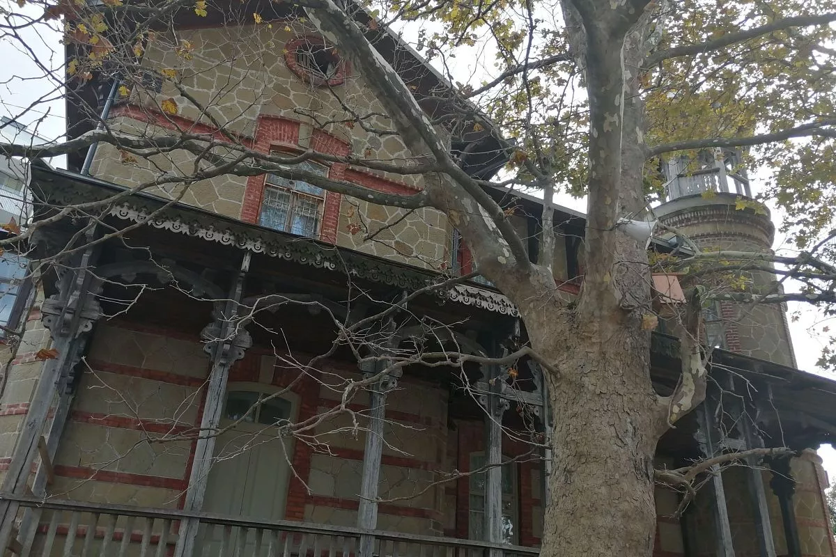 До сих пор неизвестен архитектор, построивший этот особняк на берегу Черного моря. До сих пор неизвестен архитектор, построивший этот особняк на берегу Черного моря.