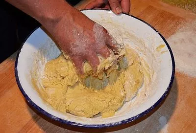 Ватрушки со штрейзелем — это лакомство, которое мгновенно исчезает с противня. Это простая выпечка с магией детства