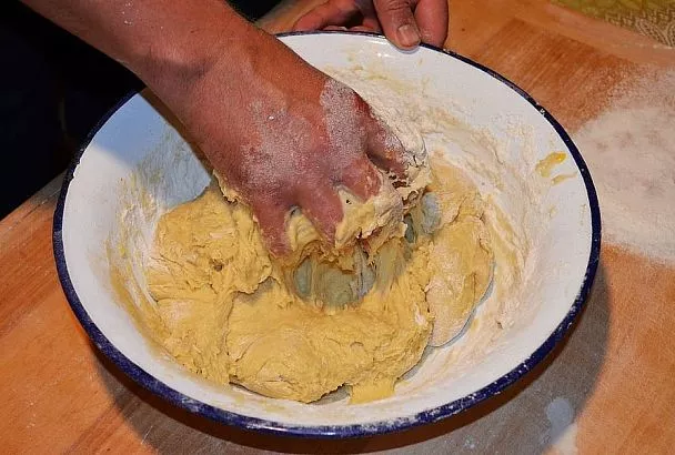 Ватрушки со штрейзелем — это лакомство, которое мгновенно исчезает с противня. Это простая выпечка с магией детства