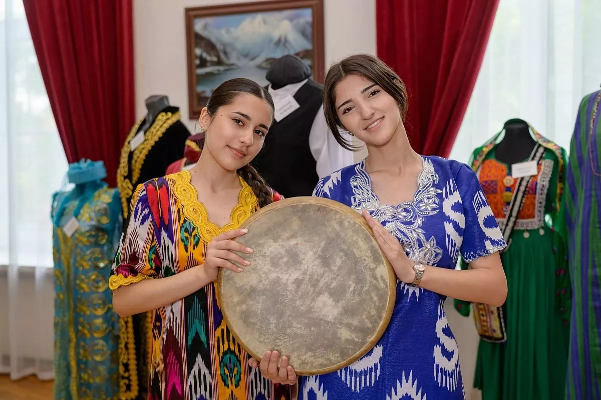  Одно из самых красочных выступлений концертной программы фестиваля подготовило общество таджикской культуры «Ватан» («Родина»).