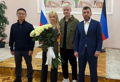 Певец Шаман и глава ЛБИ Мизулина поженились в Донецке