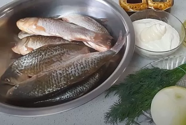 Аромат карасей, жаренных в сметане, вскружил голову: тот самый рецепт из «Русской кухни»