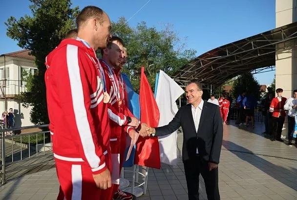 Вениамин Кондратьев наградил победителей всероссийских соревнований по гребле