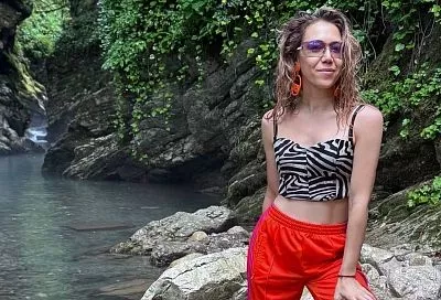 Встреча с дельфинами, прогулка в горах под дождем: Карина Кокс поделилась кадрами отдыха в Сочи