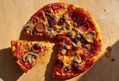 Пицца без духовки: хрустящее тесто и расплавленный сыр на сковородке