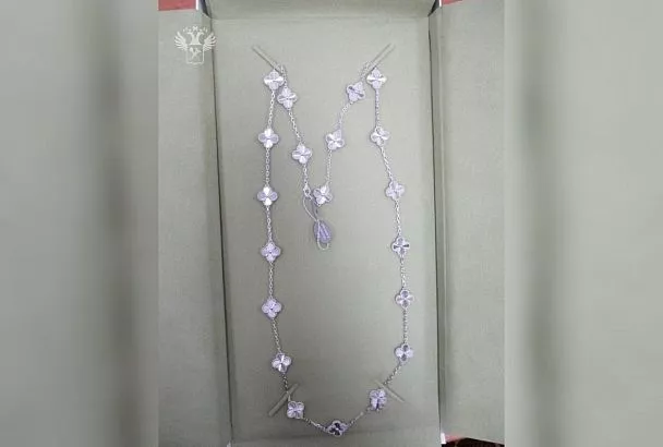 Драгоценности на 3 млн рублей изъяли таможенники у пассажирки из Дубая в аэропорту Сочи