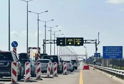 Время ожидания - около 4 часов. Более 1,5 тыс. автомобилистов застряли перед Крымским мостом