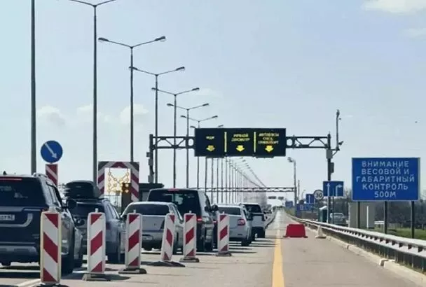Время ожидания - около 4 часов. Более 1,5 тыс. автомобилистов застряли перед Крымским мостом