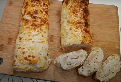 Завернул в лаваш – и на 15 минут в духовку: быстрый рулет к чаю по этому рецепту мигом сметается со стола