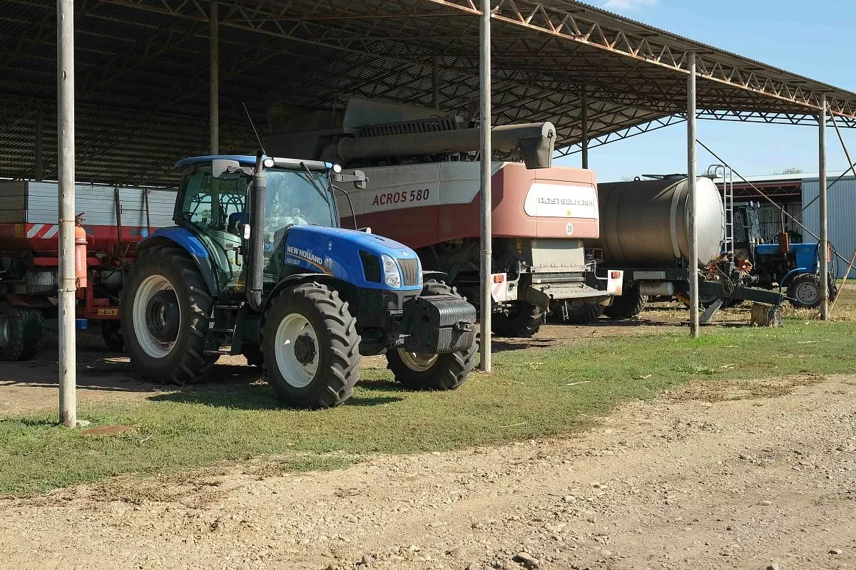 Парк сельхозтехники в КФХ достаточно большой: 4 комбайна, 12 тракторов, 3 сеялки для зерновых, 2 для пропашных культур и т. д. Парк сельхозтехники в КФХ достаточно большой: 4 комбайна, 12 тракторов, 3 сеялки для зерновых, 2 для пропашных культур и т. д.