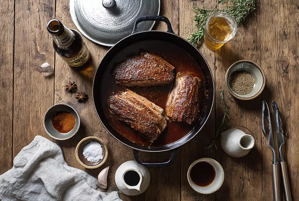 Свинина в пиве на одной сковороде: грудинка в густом соусе