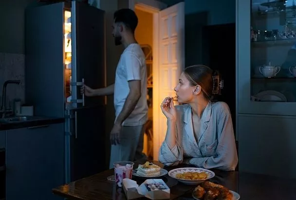 Гастрит уже не за горами! К чему приводит привычка перекусывать перед сном