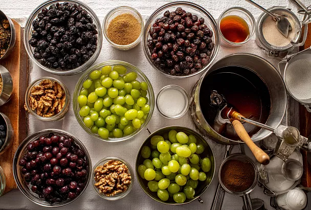 Четыре заготовки из винограда: сок-концентрат, варенье с орехами, ягоды в сиропе и джем