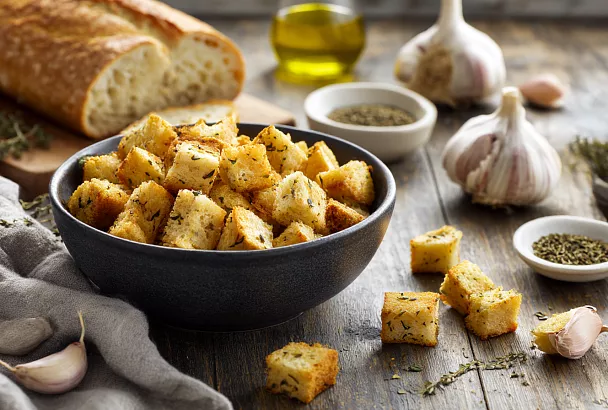 Домашние сухарики с чесноком за 15 минут: хрустят лучше магазинных