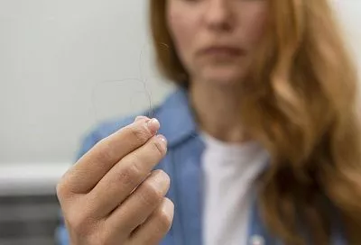 Осень или организм: врач объяснил, кто виноват в усиленном выпадении волос