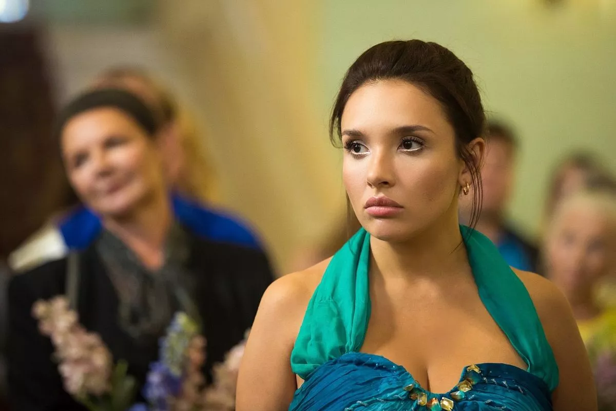 Орыс әйелі достарымен порно алмасып жатыр