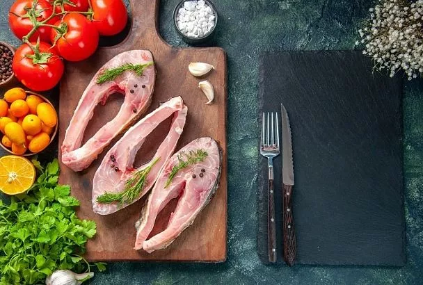 Всегда дома держу кукурузную муку - для жарки речной рыбы. Получается загорелая и хрустящая