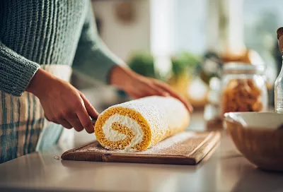 Яблочный рулет с творожным кремом: нежный десерт, от которого не оторваться