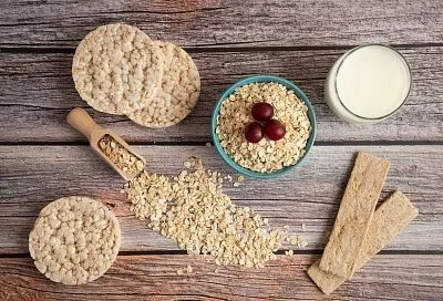 Экономлю семейный бюджет, приумножая здоровье у всех домочадцев: научилась печь дома полезных хлебцы из овсяных хлопьев. А рецепт-то совсем простой и понятный даже ребенку!