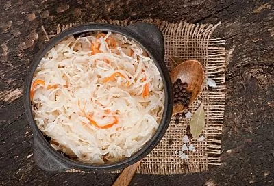 Квашеная капуста по чешскому рецепту: хрустящая, сочная и с идеальной кислинкой будет готова уже через два дня 