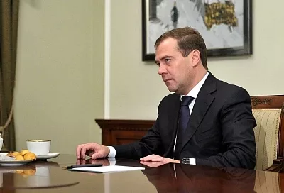 Медведев: ЕС рискует превратиться в военный альянс