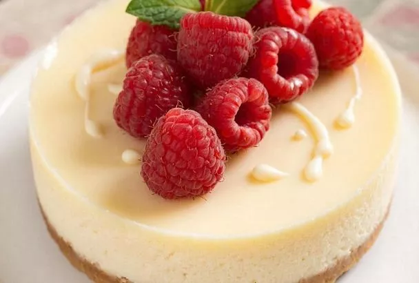 Нежный чизкейк из белого шоколада с освежающим малиновым кремом. Повторяю слои, пока не закончатся ингредиенты 