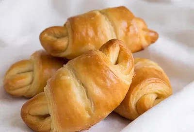 Хрустящие рогалики, слоеные, с тянущейся начинкой внутри: как приготовить легендарные  «Мерзавчики» 