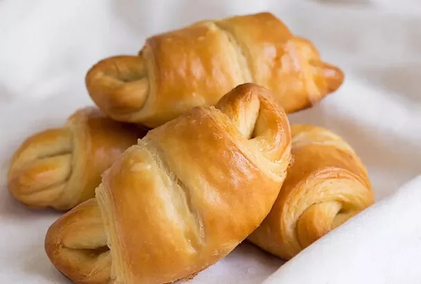 Хрустящие рогалики, слоеные, с тянущейся начинкой внутри: как приготовить легендарные  «Мерзавчики» 