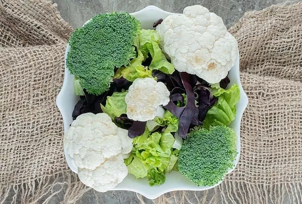 Спасаю брокколи и цветную капусту от жары их же листьями — и соцветия не горят