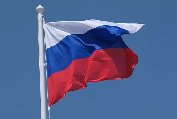 Новороссийск украсили тысячи триколоров ко Дню государственного флага